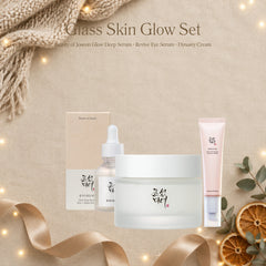 Glass Skin Glow Set: Beauty of Joseon Glow Deep Serum, Revive Eye Serum und Dynasty Cream auf winterlichem Hintergrund